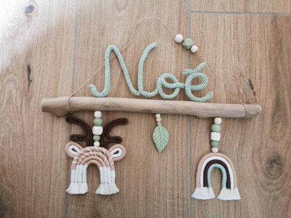 Prénom en tricotin sur bois flotté /  arc en ciel + personnalisation – Image 6